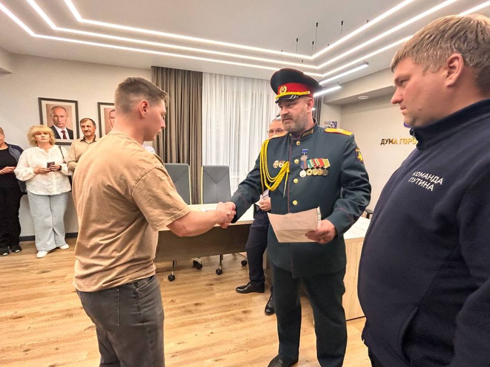 Сегодня я вместе со своим другом гвардии-сержантом, командиром медицинского взвода, ветераном СВО Алексеем Двуличанским вручил восемь медалей «За содействие СВО», которые нам передали бойцы войсковой части 34491 (г. Макеевка) Сегодня я вместе со своим другом гвардии-сержантом, командиром медицинского взвода, ветераном СВО Алексеем Двуличанским вручил восемь медалей «За содействие СВО», которые нам передали бойцы войсковой части 34491 (г. Макеевка)