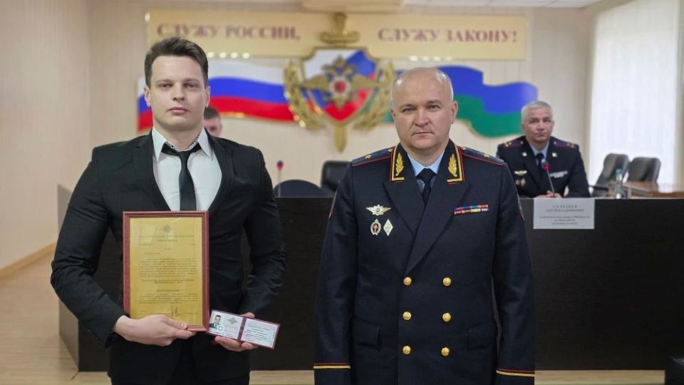 Рабочий визит начальника УМВД России по ХМАО–Югре генерал-майора полиции Сергея Ветохина в г. Сургут: напутствие молодым сотрудникам и память о героях Рабочий визит начальника УМВД России по ХМАО–Югре генерал-майора полиции Сергея Ветохина в г. Сургут: напутствие молодым сотрудникам и память о героях