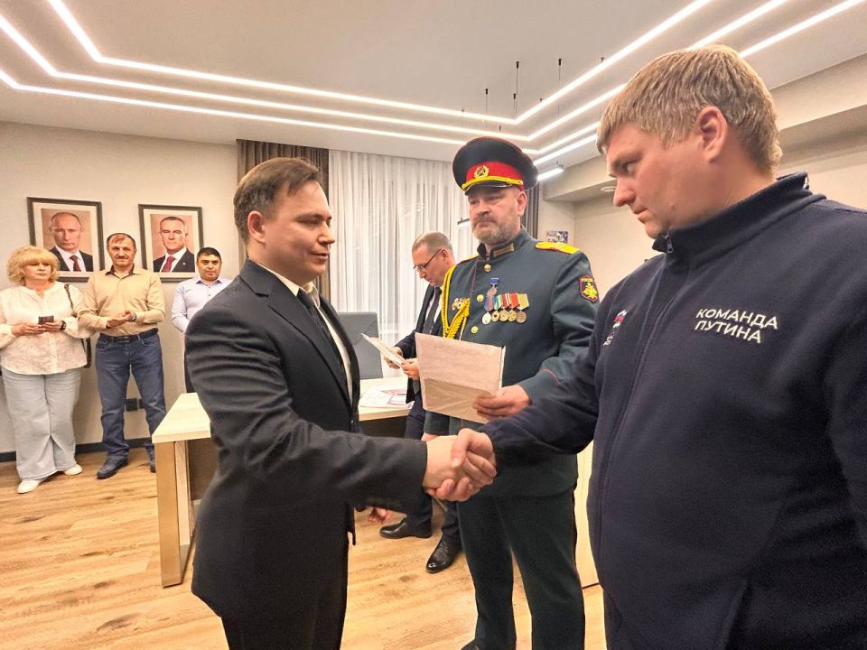 Сегодня я вместе со своим другом гвардии-сержантом, командиром медицинского взвода, ветераном СВО Алексеем Двуличанским вручил восемь медалей «За содействие СВО», которые нам передали бойцы войсковой части 34491 (г. Макеевка) Сегодня я вместе со своим другом гвардии-сержантом, командиром медицинского взвода, ветераном СВО Алексеем Двуличанским вручил восемь медалей «За содействие СВО», которые нам передали бойцы войсковой части 34491 (г. Макеевка)