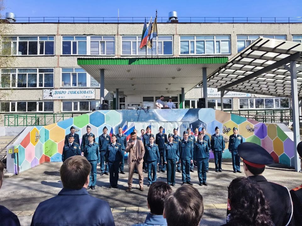 «Аллея выпускников»: ученики 11-х классов школ Сургута высадили яблони «Аллея выпускников»: ученики 11-х классов школ Сургута высадили яблони