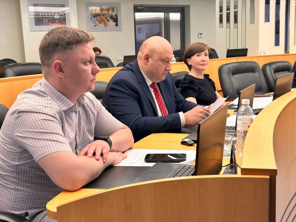 Cегодня на повестке дня депутатских слушаний значился 21 вопрос, из которых 11 касались отдельных наказов избирателей Cегодня на повестке дня депутатских слушаний значился 21 вопрос, из которых 11 касались отдельных наказов избирателей