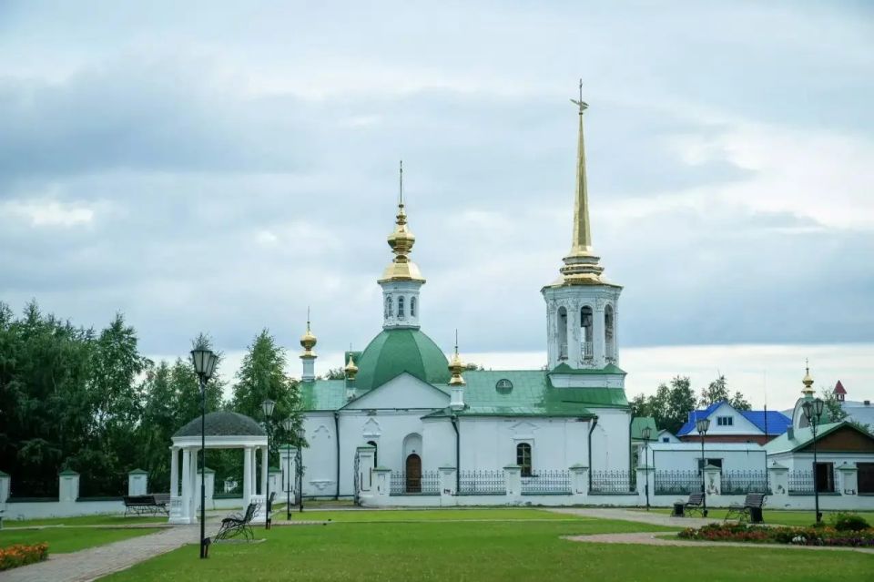Губернатор Югры поздравил Ханты-Мансийскую епархию с 15-летием Губернатор Югры поздравил Ханты-Мансийскую епархию с 15-летием