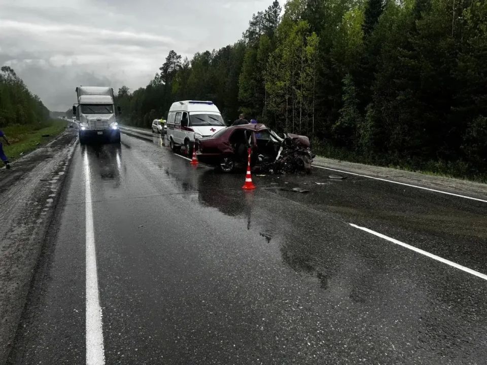 На автодороге в Тюменской области в смертельное ДТП попали две семьи из Югры На автодороге в Тюменской области в смертельное ДТП попали две семьи из Югры