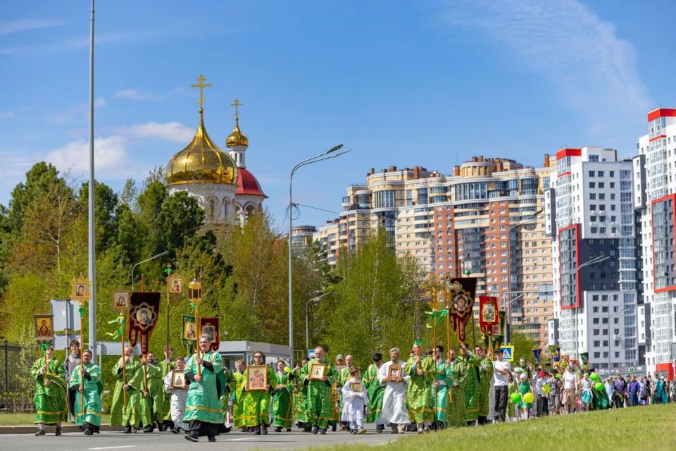 Более семи тысяч сургутян прошли Крестным ходом в честь праздника Святой Троицы Более семи тысяч сургутян прошли Крестным ходом в честь праздника Святой Троицы