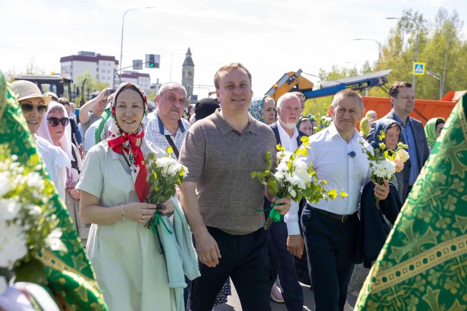 Крестный ход в Сургуте объединил более 7 тысяч верующих Крестный ход в Сургуте объединил более 7 тысяч верующих