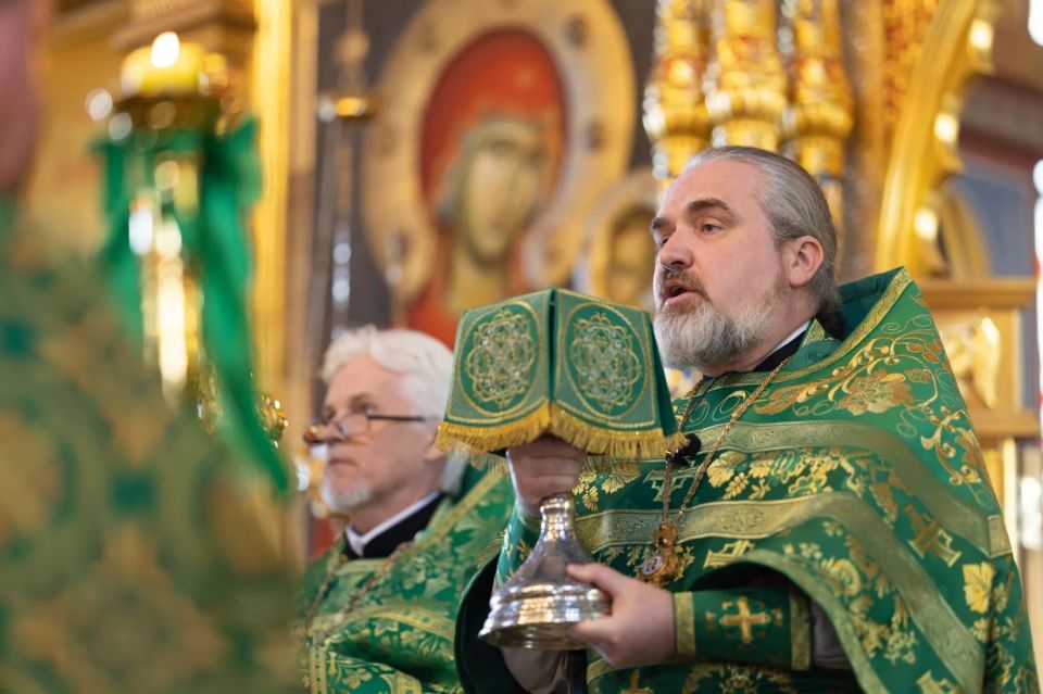 Более семи тысяч сургутян прошли Крестным ходом в честь праздника Святой Троицы Более семи тысяч сургутян прошли Крестным ходом в честь праздника Святой Троицы