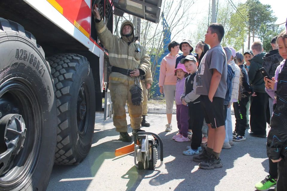 Огнеборцы познакомили детей с пожарной техникой Огнеборцы познакомили детей с пожарной техникой