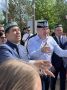 Вот и губернатор в честь праздника примерил тюбетейку - его на Сабантуе встретили песнями