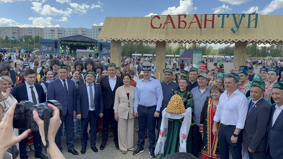 Вот и губернатор в честь праздника примерил тюбетейку - его на Сабантуе встретили песнями Вот и губернатор в честь праздника примерил тюбетейку - его на Сабантуе встретили песнями