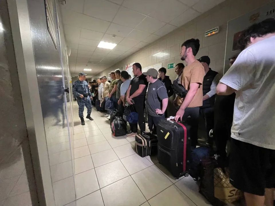 Из Югры выдворили 59 мигрантов Из Югры выдворили 59 мигрантов