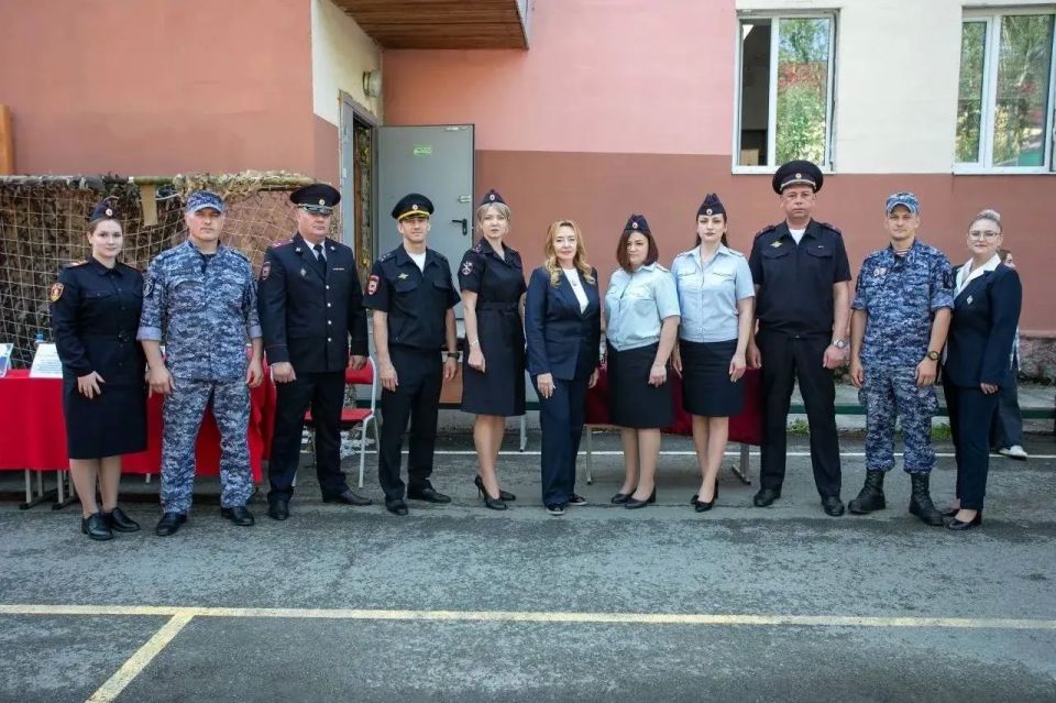 Полицейские Сургутского района приняли участие в конкурсе строя и песни среди студентов Полицейские Сургутского района приняли участие в конкурсе строя и песни среди студентов