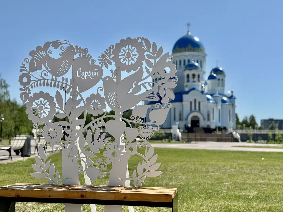 В Сургуте лавочки-фотозоны с русскими традиционными мотивами обрели новые локации В Сургуте лавочки-фотозоны с русскими традиционными мотивами обрели новые локации
