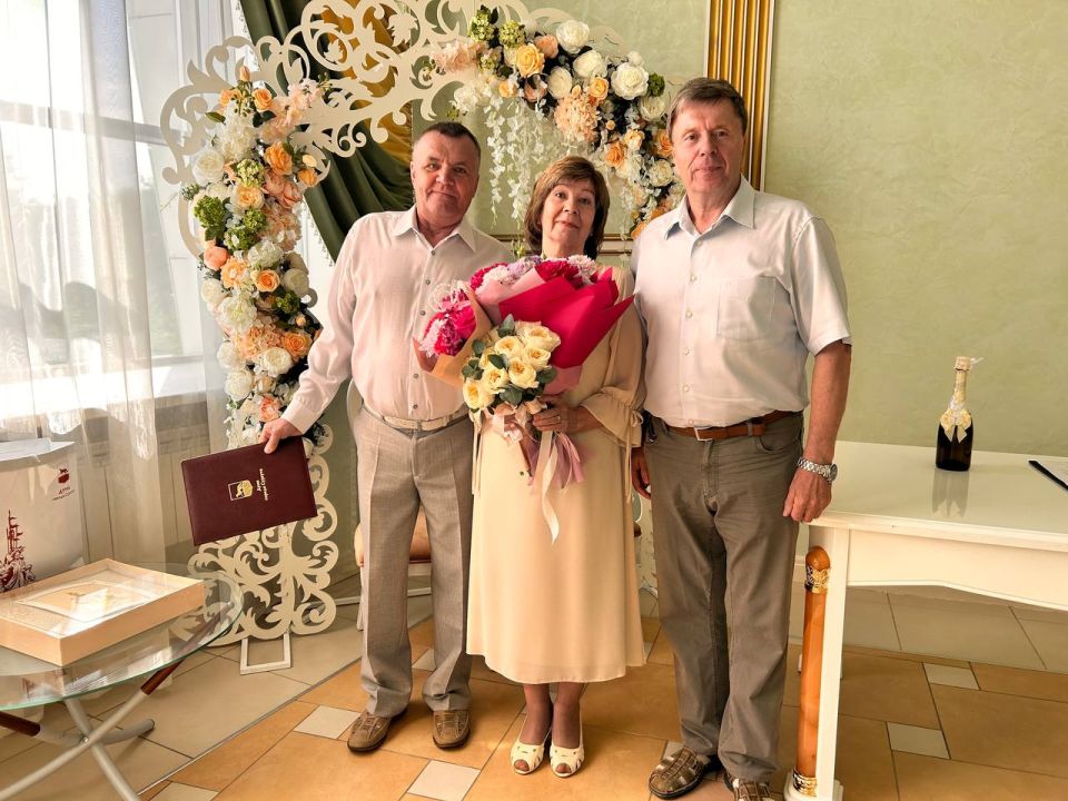 Сегодня депутат Думы Виктор Рябчиков поздравил с золотым юбилеем супругов Южаковых Сегодня депутат Думы Виктор Рябчиков поздравил с золотым юбилеем супругов Южаковых