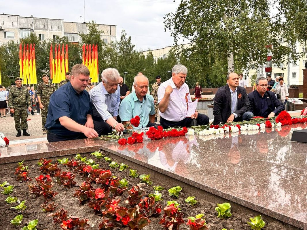 Принял сегодня участие в церемонии возложения цветов на Мемориале Славы, посвященной скорбной дате – 85-летию со дня начала Великой Отечественной войны Принял сегодня участие в церемонии возложения цветов на Мемориале Славы, посвященной скорбной дате – 85-летию со дня начала Великой Отечественной войны