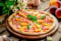 Невероятная пицца с персиками и прошутто