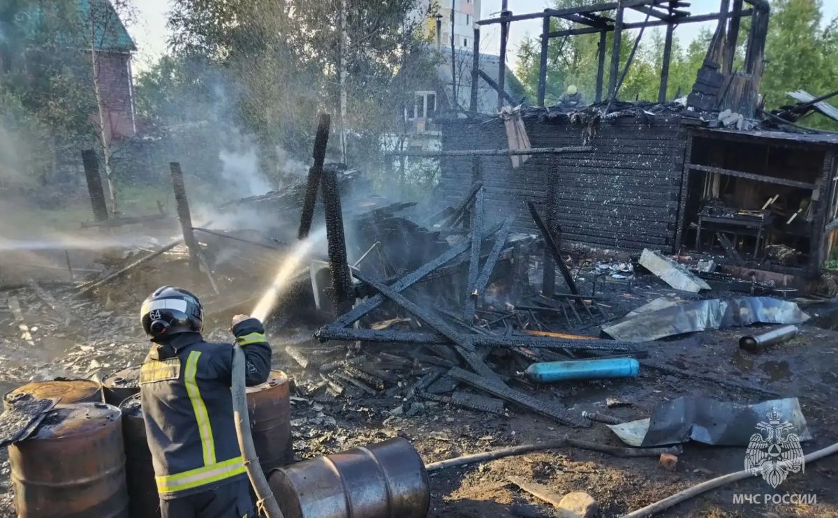 Огнеборцы МЧС России вынесли из горящего дома шесть газовых баллонов Огнеборцы МЧС России вынесли из горящего дома шесть газовых баллонов