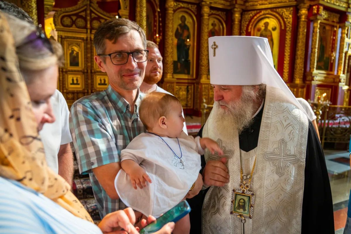 Поднимем рождаемость молитвой: митрополит лично крестит младенцев из многодетных семей Поднимем рождаемость молитвой: митрополит лично крестит младенцев из многодетных семей