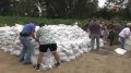 Более 1500 жителей Тюмени помогают в укреплении дамбы на берегу Туры