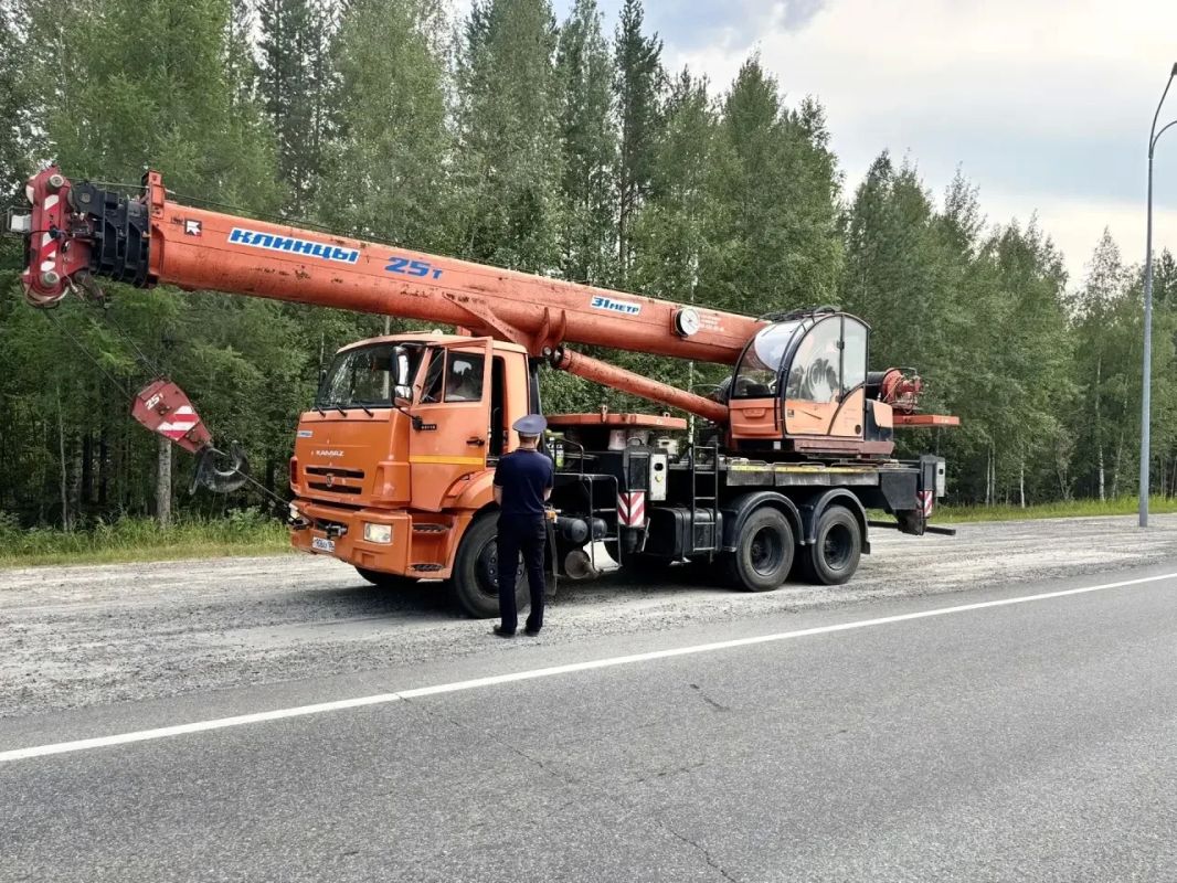 Госавтоинспекторы Югры усиливают контроль на загородных автодорогах Госавтоинспекторы Югры усиливают контроль на загородных автодорогах