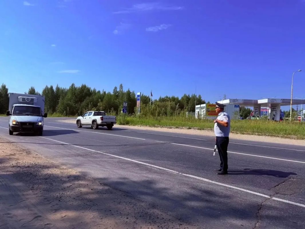 Госавтоинспекторы Югры усиливают контроль на загородных автодорогах Госавтоинспекторы Югры усиливают контроль на загородных автодорогах