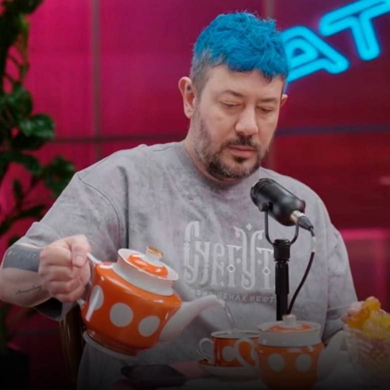 Артемий Лебедев засветился в мерче из Югры