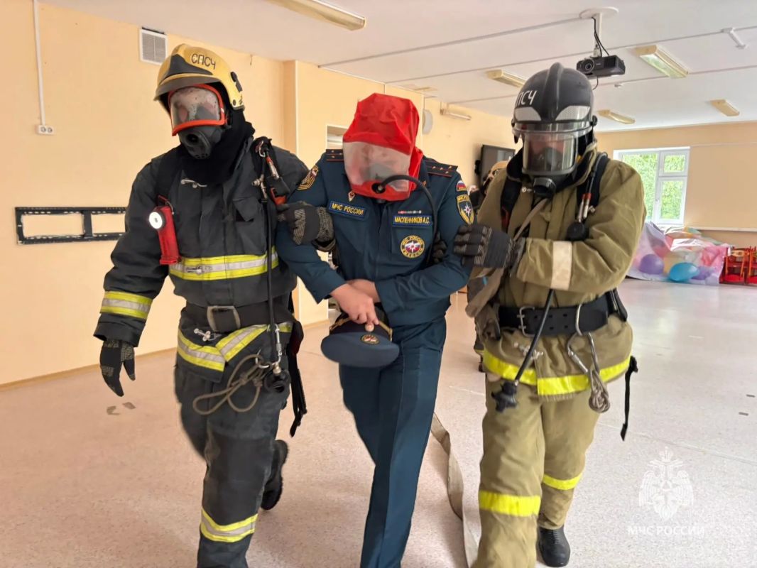 Огнеборцы Сургута проверили готовность детского сада в Барсово к экстренным ситуациям Огнеборцы Сургута проверили готовность детского сада в Барсово к экстренным ситуациям