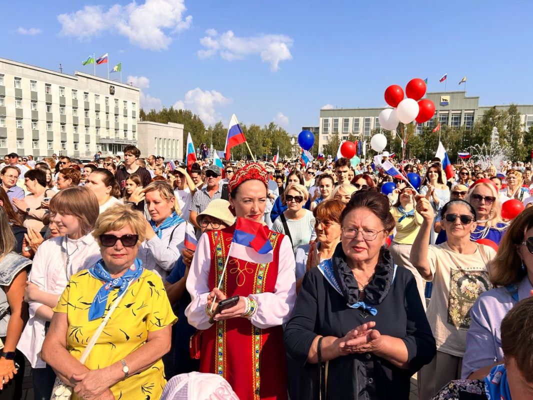 Сегодня на площади Советов прошло торжественное мероприятие, посвящённое Дню Государственного флага Российской Федерации! Сегодня на площади Советов прошло торжественное мероприятие, посвящённое Дню Государственного флага Российской Федерации!