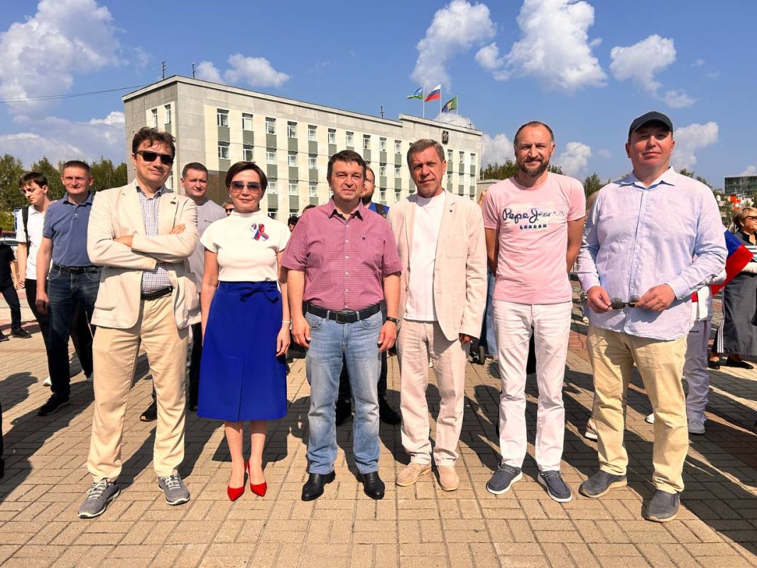 Сегодня на площади Советов прошло торжественное мероприятие, посвящённое Дню Государственного флага Российской Федерации! Сегодня на площади Советов прошло торжественное мероприятие, посвящённое Дню Государственного флага Российской Федерации!