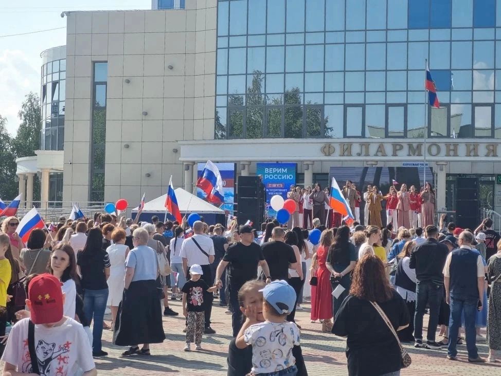 Сургут отмечает День Государственного флага России Сургут отмечает День Государственного флага России