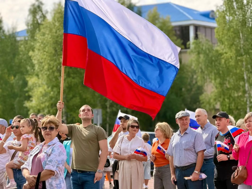Югра отметила День Государственного флага России Югра отметила День Государственного флага России