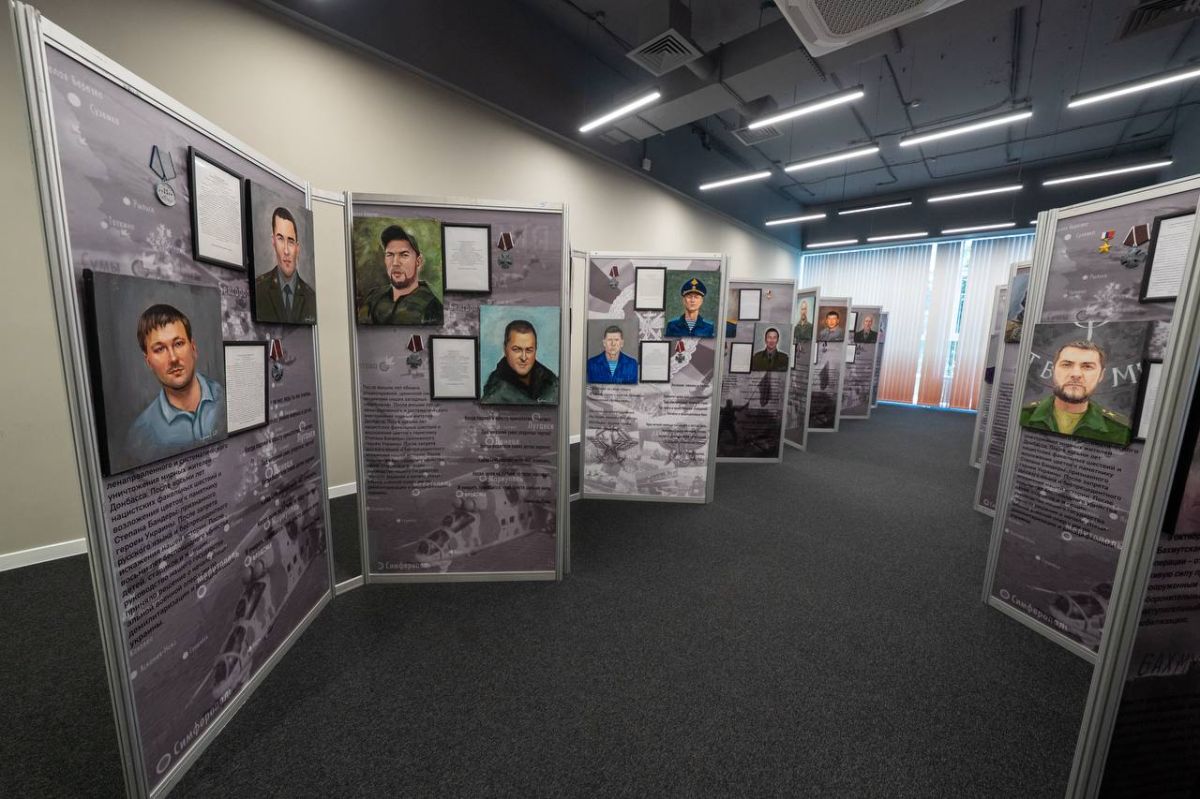 В Ханты-Мансийске открылась передвижная выставка портретов героев СВО В Ханты-Мансийске открылась передвижная выставка портретов героев СВО