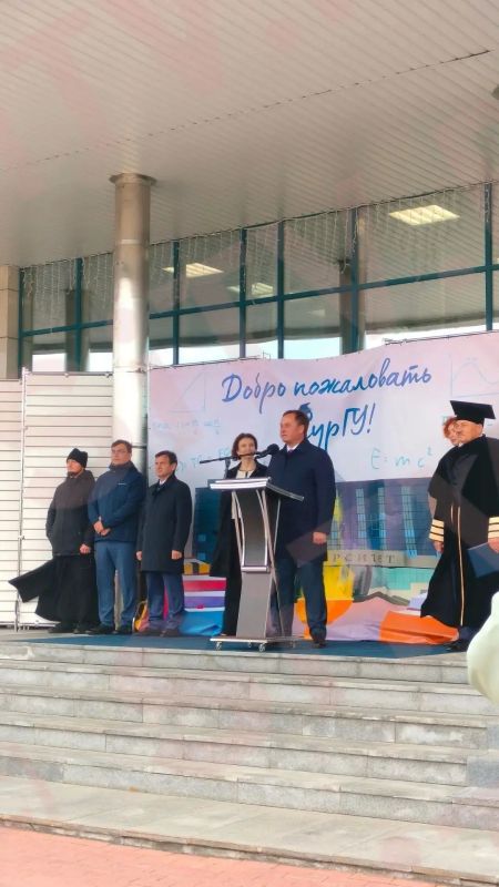 День знаний сегодня отмечают, конечно, не только в школах — глава Сургута Максим Слепов на площади госуниверситета обратился к студентам: День знаний сегодня отмечают, конечно, не только в школах — глава Сургута Максим Слепов на площади госуниверситета обратился к студентам: