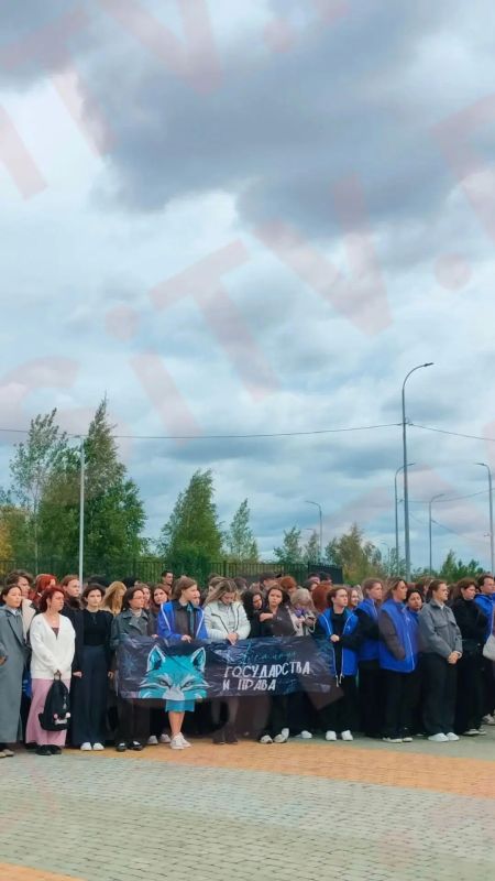 День знаний сегодня отмечают, конечно, не только в школах — глава Сургута Максим Слепов на площади госуниверситета обратился к студентам: День знаний сегодня отмечают, конечно, не только в школах — глава Сургута Максим Слепов на площади госуниверситета обратился к студентам: