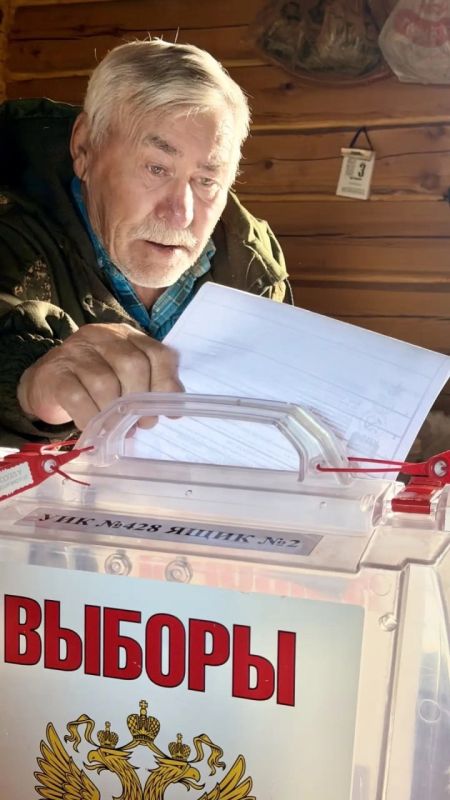 Досрочное голосование в Югре: члены Избиркома добираются до оленеводов на вертолетах Досрочное голосование в Югре: члены Избиркома добираются до оленеводов на вертолетах