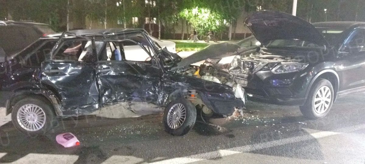 Серьезное ДТП с 3 автомобилями произошло в Сургуте на перекрестке Мира-Островского Серьезное ДТП с 3 автомобилями произошло в Сургуте на перекрестке Мира-Островского