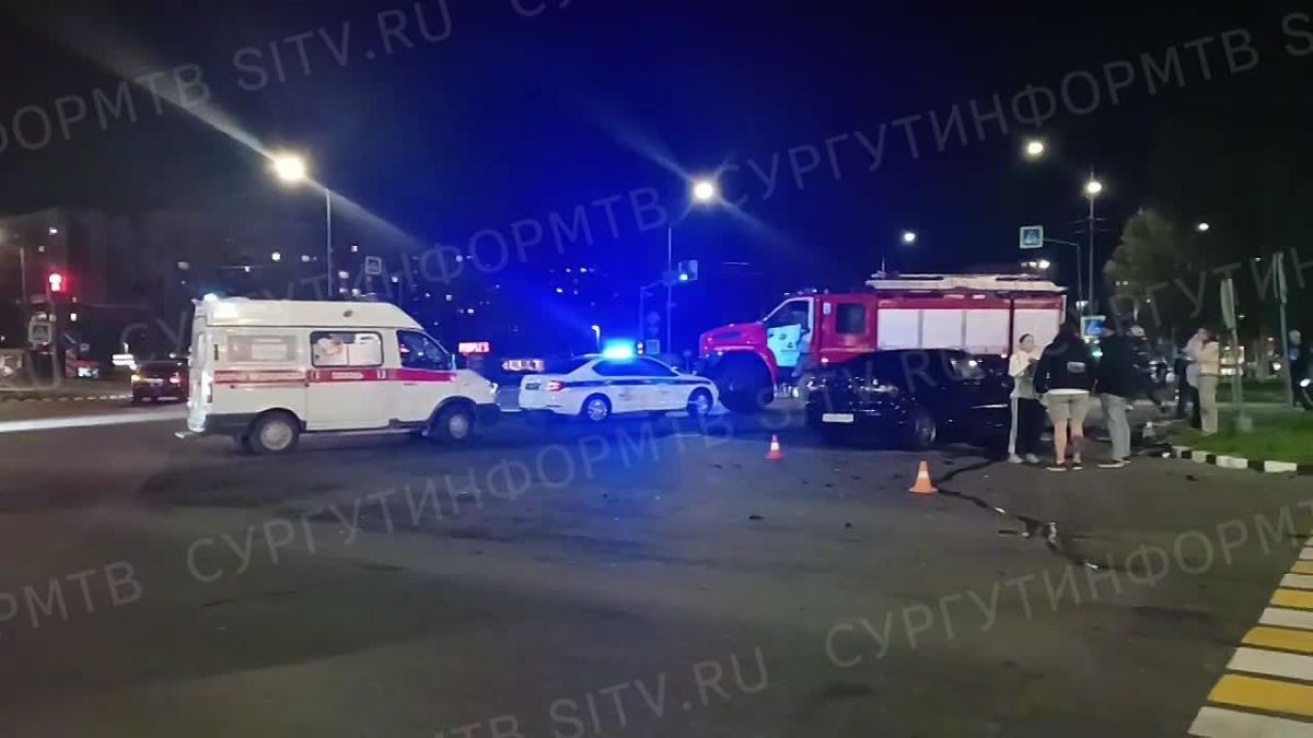 Серьезное ДТП с 3 автомобилями произошло в Сургуте на перекрестке Мира-Островского