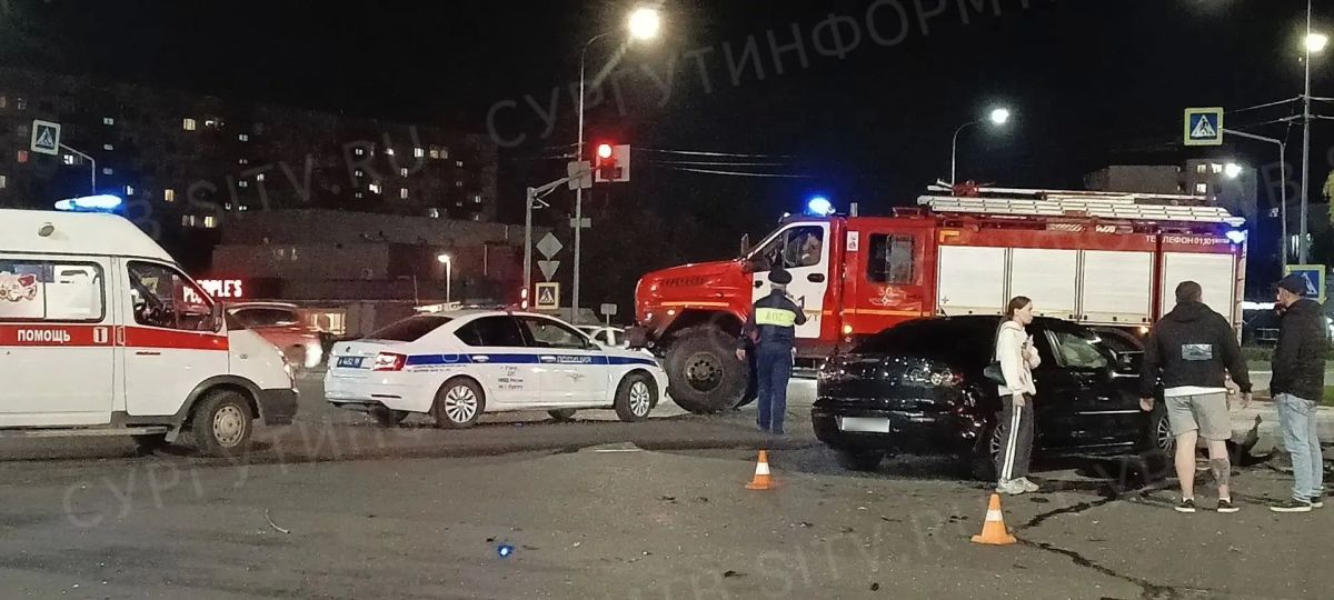 Серьезное ДТП с 3 автомобилями произошло в Сургуте на перекрестке Мира-Островского Серьезное ДТП с 3 автомобилями произошло в Сургуте на перекрестке Мира-Островского