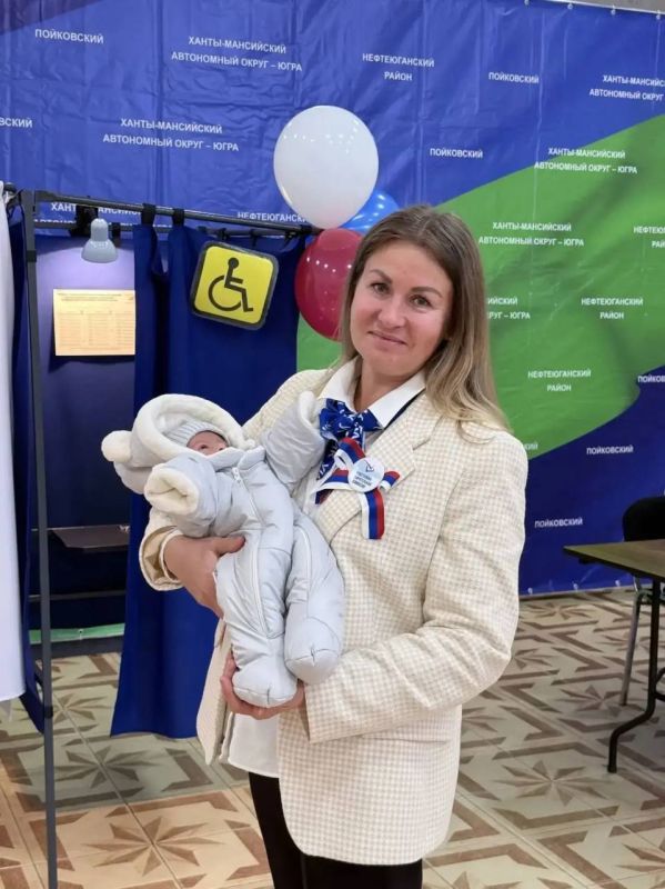 В Югре голосуют всей семьёй — на участке заметили самого маленького югорчанина В Югре голосуют всей семьёй — на участке заметили самого маленького югорчанина