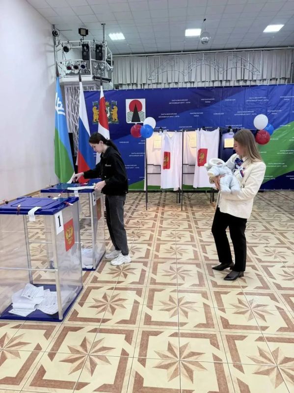 В Югре голосуют всей семьёй — на участке заметили самого маленького югорчанина В Югре голосуют всей семьёй — на участке заметили самого маленького югорчанина