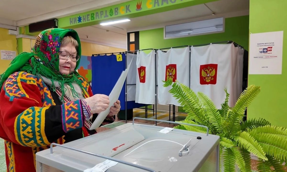 С вековыми традициями: коренные народы Югры приходят на выборы в национальных костюмах С вековыми традициями: коренные народы Югры приходят на выборы в национальных костюмах