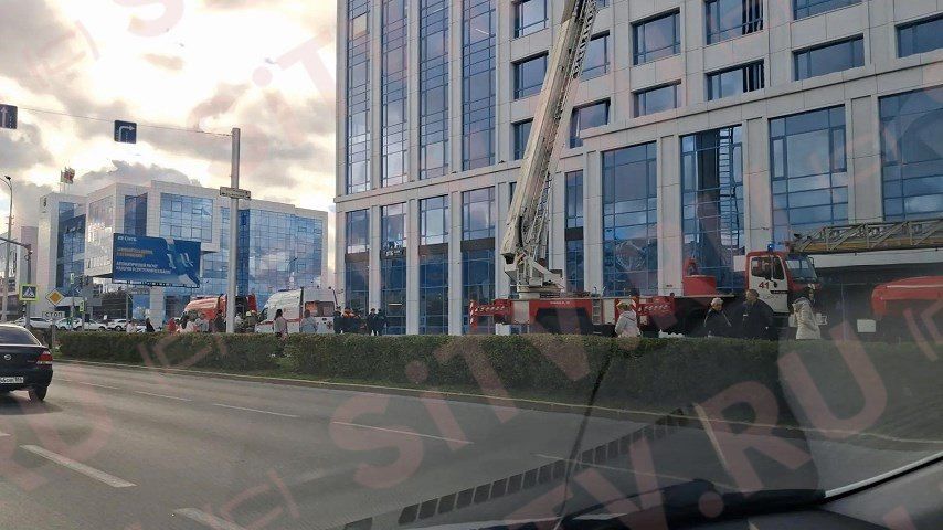 Подписчики сообщают о большом количестве пожарных машин на перекрестке улиц Республики и Энегельса в Сургуте Подписчики сообщают о большом количестве пожарных машин на перекрестке улиц Республики и Энегельса в Сургуте