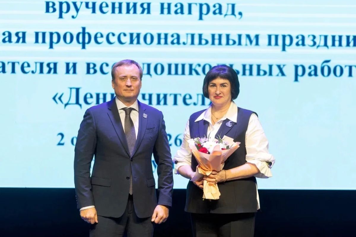 «За каждым успехом — наставник»: Максим Слепов вручил награды более чем 80 педагогам Сургута