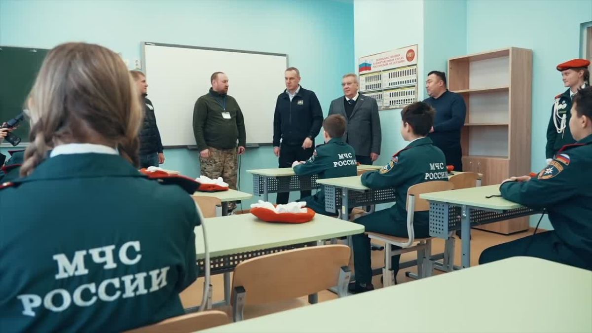 «Проводник в большой мир знаний»: губернатор Югры Руслан Кухарук поздравил педагогов с Днём учителя