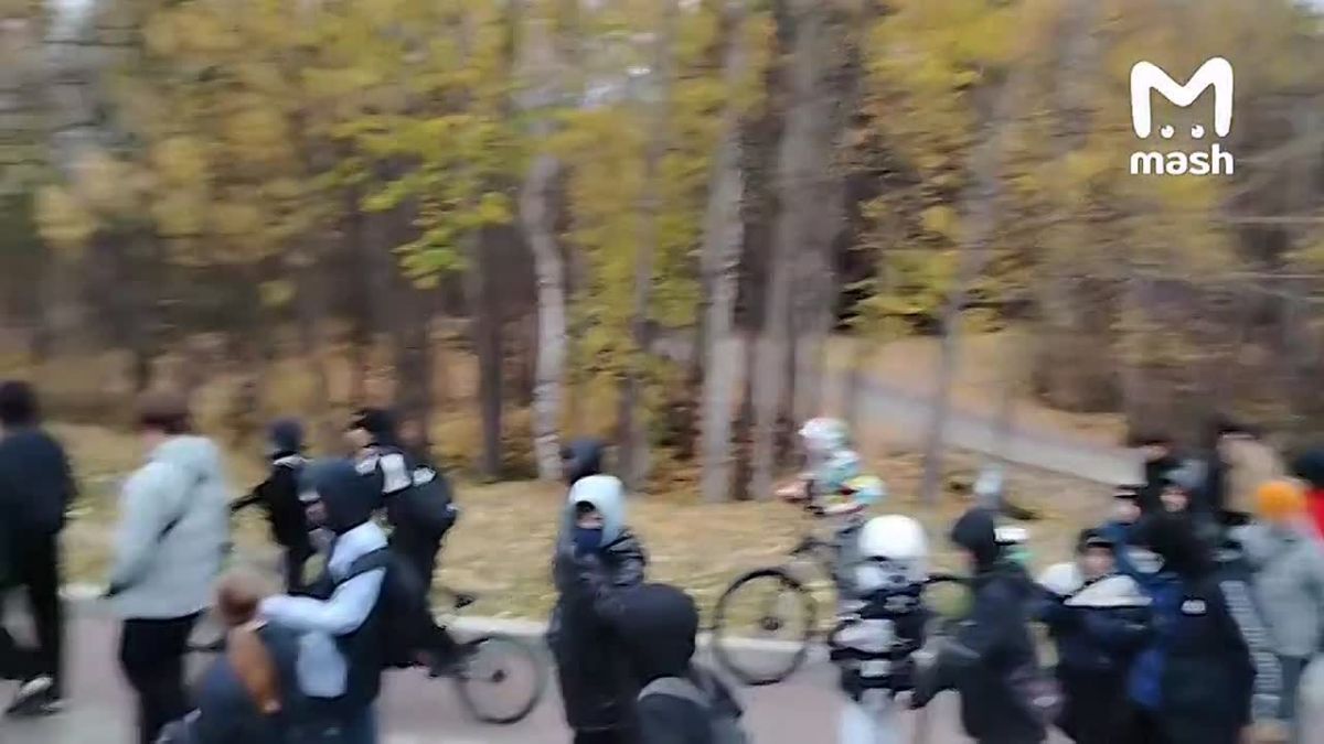 Сотня подростков-руферов в противогазах уехала в отдел полиции в Сургуте — за шумную сходку мини-сталкеров на заброшках
