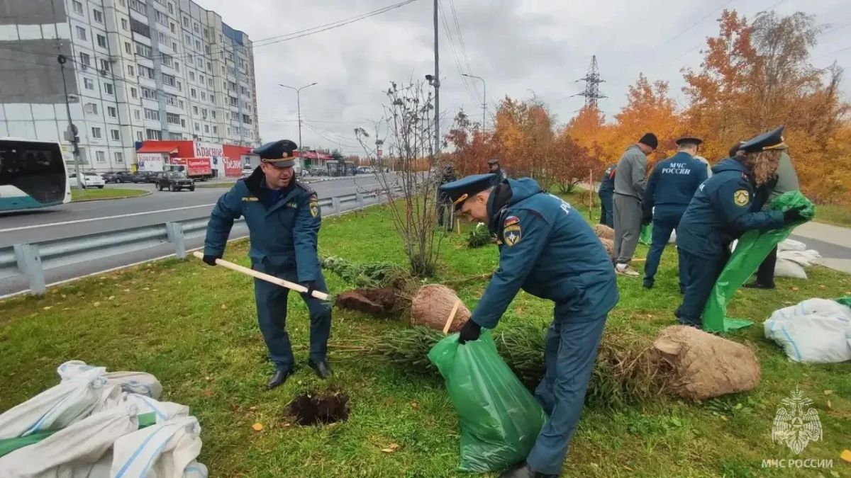 Сотрудники МЧС Югры приняли участие в городском субботнике Сотрудники МЧС Югры приняли участие в городском субботнике