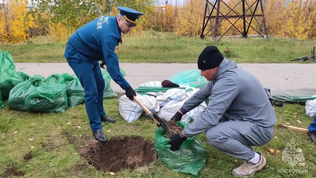 Сотрудники МЧС Югры приняли участие в городском субботнике Сотрудники МЧС Югры приняли участие в городском субботнике