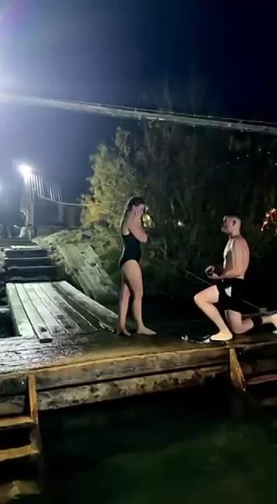 Любовь спасет мир!. В Сургуте мужчина сделал предложение девушке после купания в ледяной воде Алексей превратил обычное погружение в центре здоровья «Айсберг» в особенный момент — он позвал замуж свою избранницу Александру