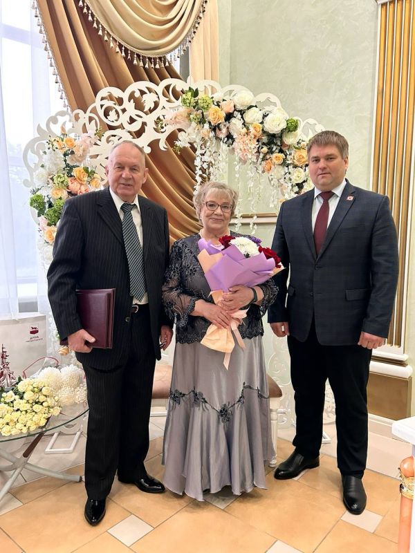 Председатель Думы города Александр Олейников поздравил сегодня супругов Прошиных с золотым юбилеем семейной жизни