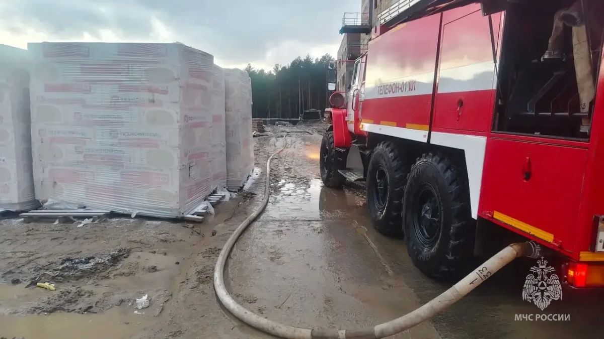 В Сургуте сотрудники МЧС России ликвидировали пожар на строящемся объекте
