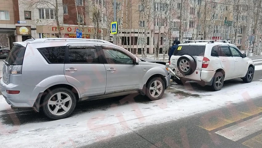 «С Днём жестянщика!»: на улице 30 лет Победы в Сургуте столкнулись машины